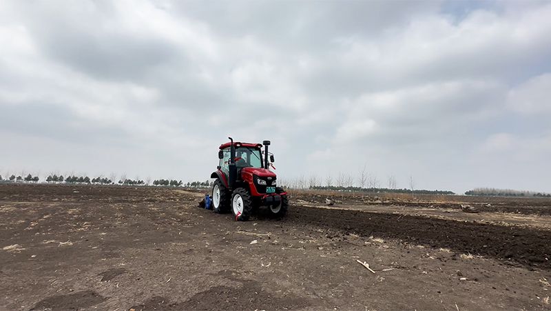 Tracteur MF704-7 avec cabine nouvellement conçue