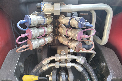 3 sorties hydrauliques à l'arrière + 2 sorties hydrauliques à l'avant